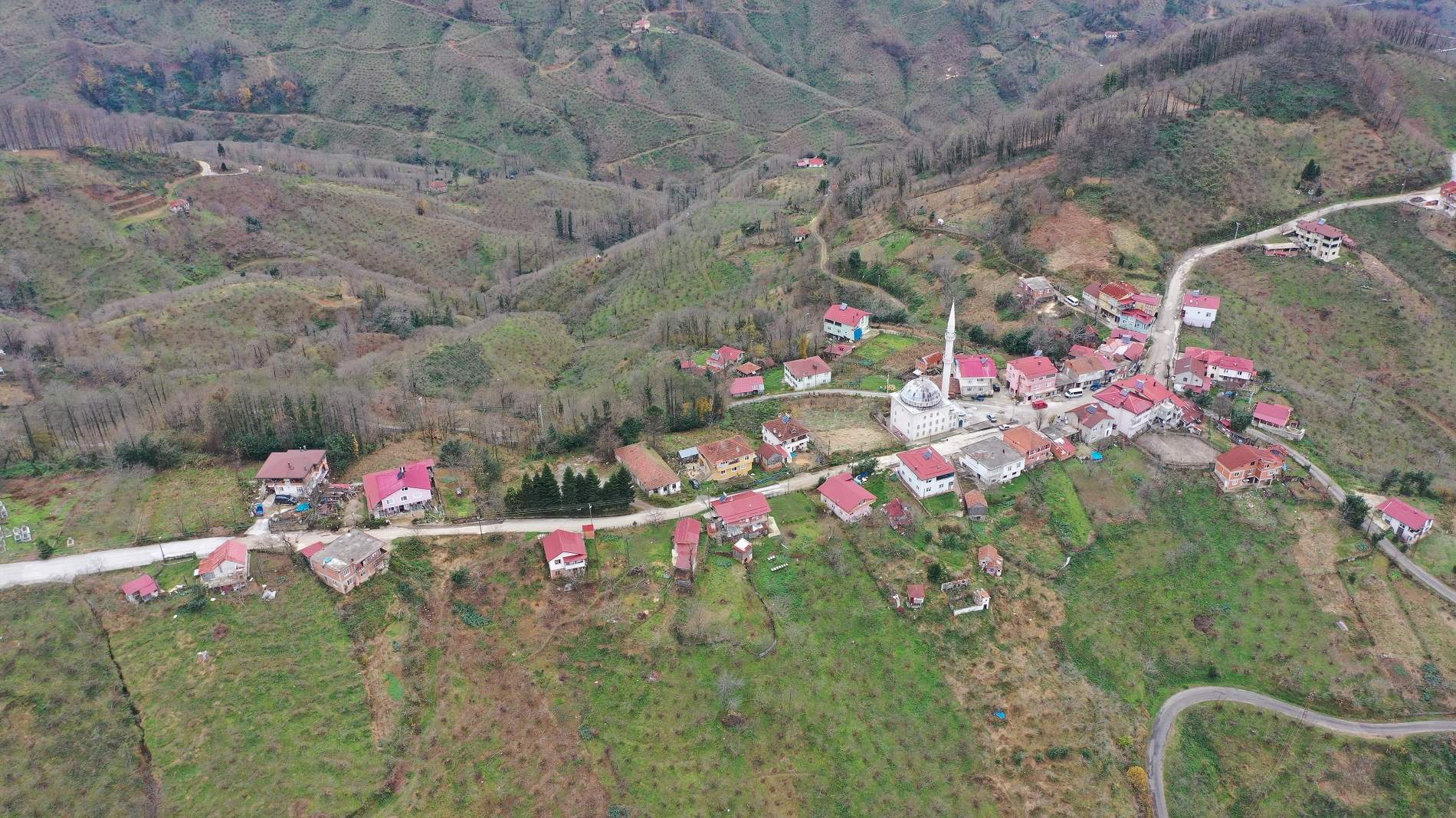 PERŞEMBE’DE BETON YOL SEFERBERLİĞİ SÜRÜYOR